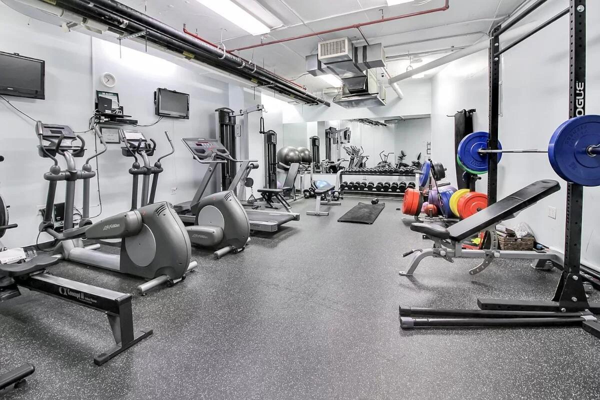 Doorman! High Floor! Views! Elevator! Free Gym!