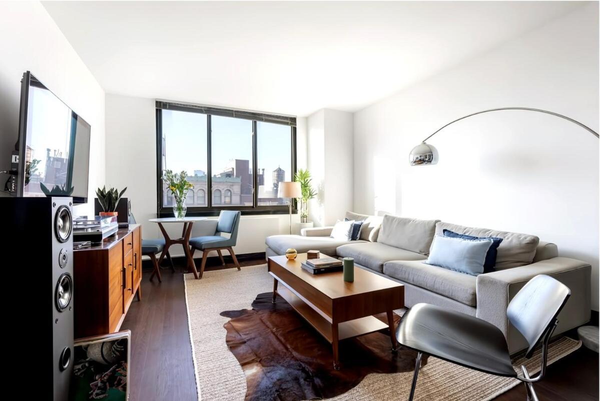 Doorman! High Floor! Views! Elevator! Free Gym! Apartment